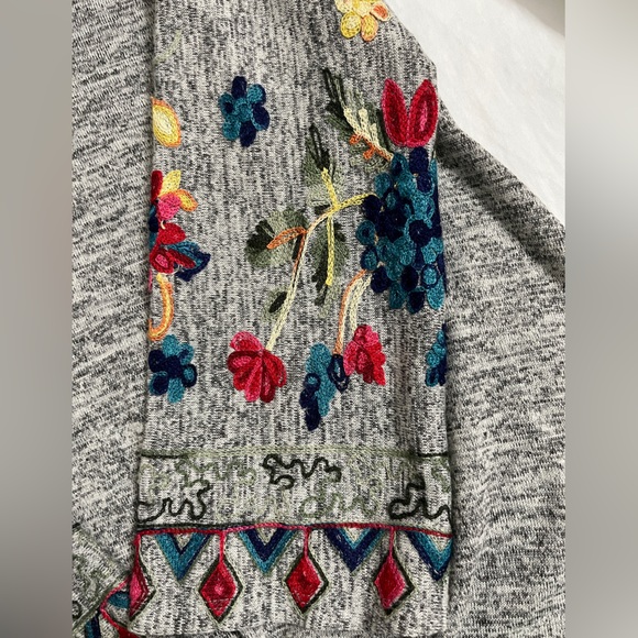 Fig and Flower Boho Embroidered Bell Sleeve Top Gray Womens PM - Picture 5 of 9